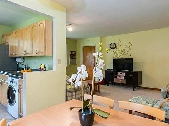 5th image of 252-47 63rd Ave