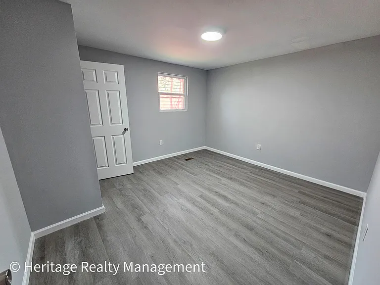2391 Monroe Ave — Photo 11
