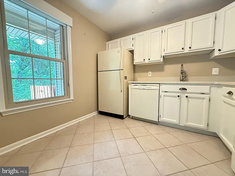 3705 Waltham Ct — Photo 3
