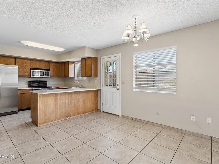 407 E Pecan Rd — Photo 8