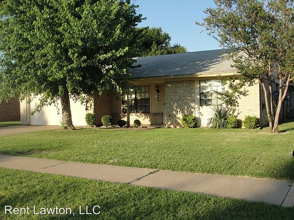 2nd image of 706 SW Chaucer Dr
