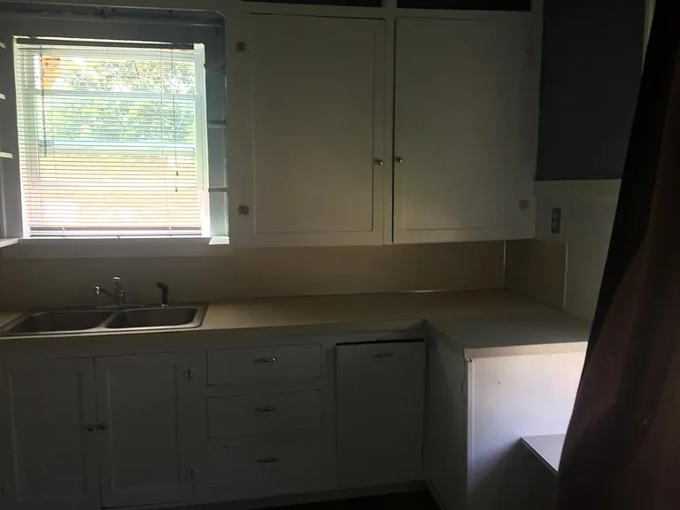 402 S Phoenix Ave — Photo 8