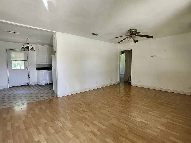 408 E Division St — Photo 2
