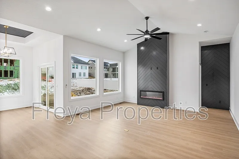 5 bed, 3.5 bath, 2821 sqft, $3,500 — Photo 2
