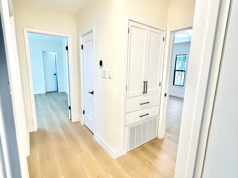 6132 Whitsett Ave — Photo 6