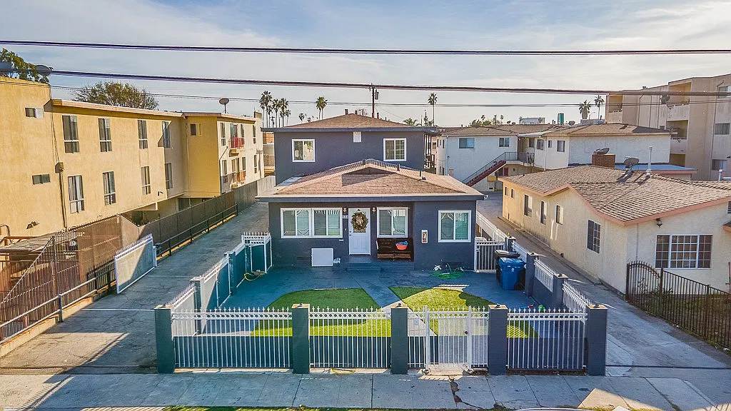 2 bed, 900 sqft, $2,300 — Photo 1