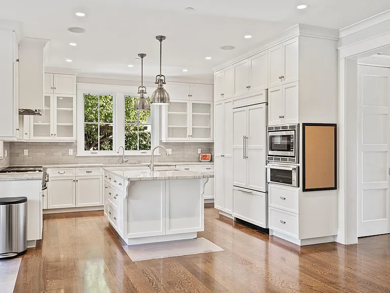 240 University Dr — Photo 10