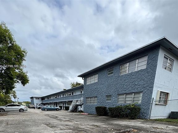 3rd image of 300 NE 191st St APT 212