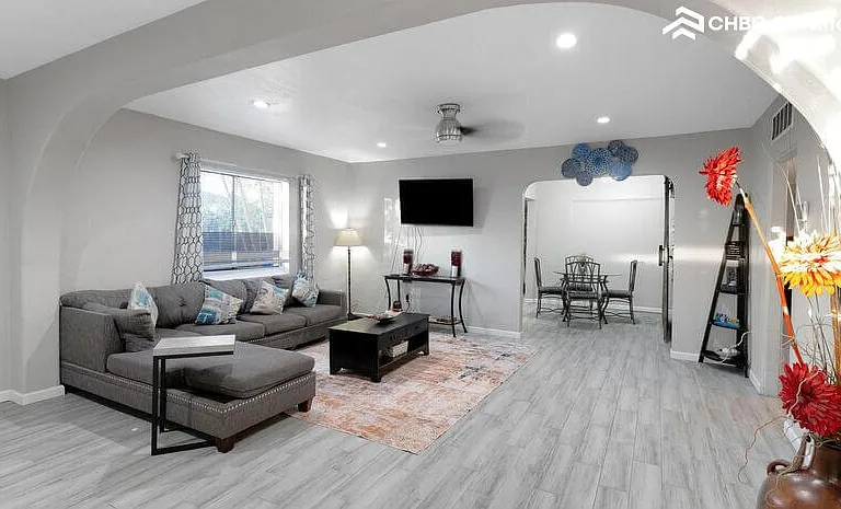 1715 N Whittier Dr — Photo 5