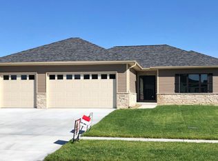 5916 Opus Dr, Lincoln, NE 68526