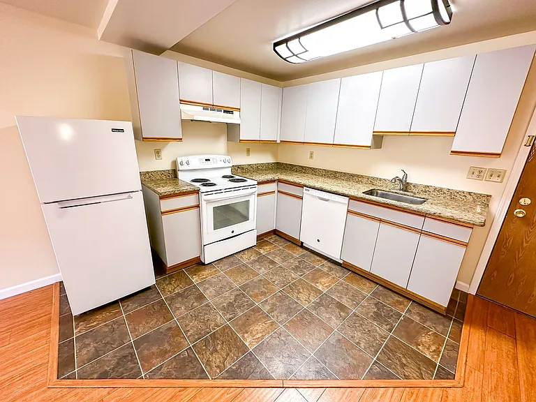 Tuscany Apartments — Photo 38
