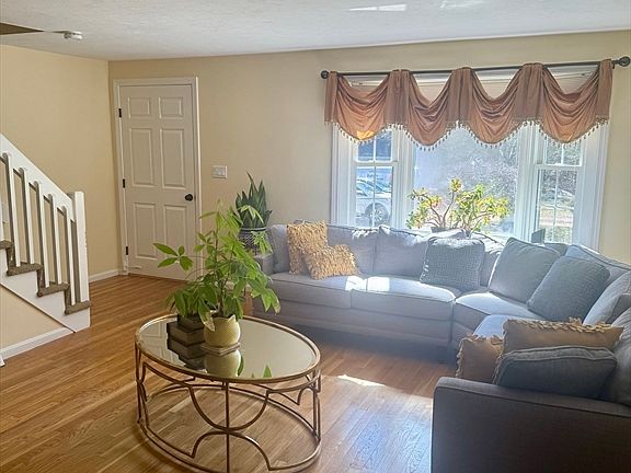 4th image of 73 Village St