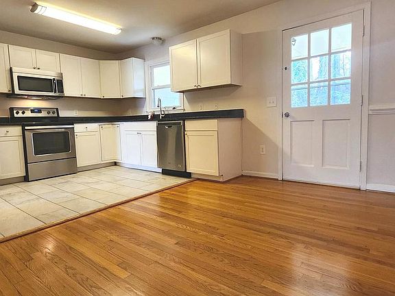 4th image of 455 Ridgemore St