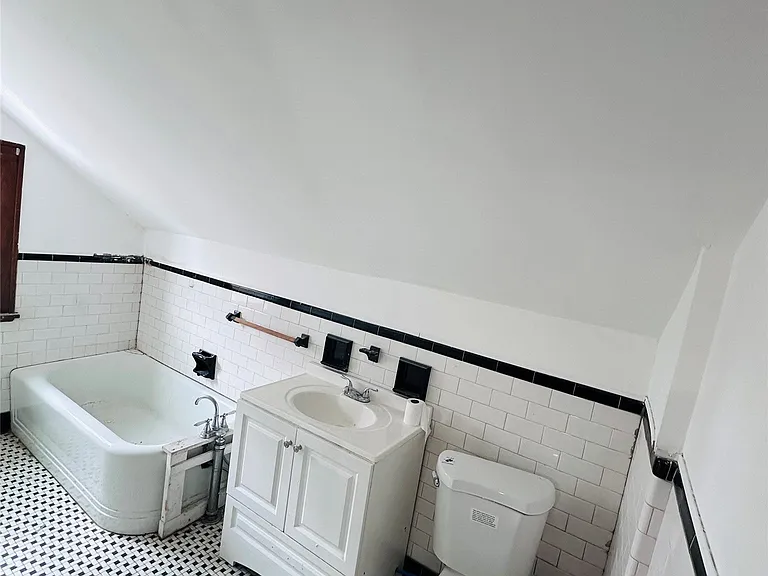 210 Squires Ave — Photo 13
