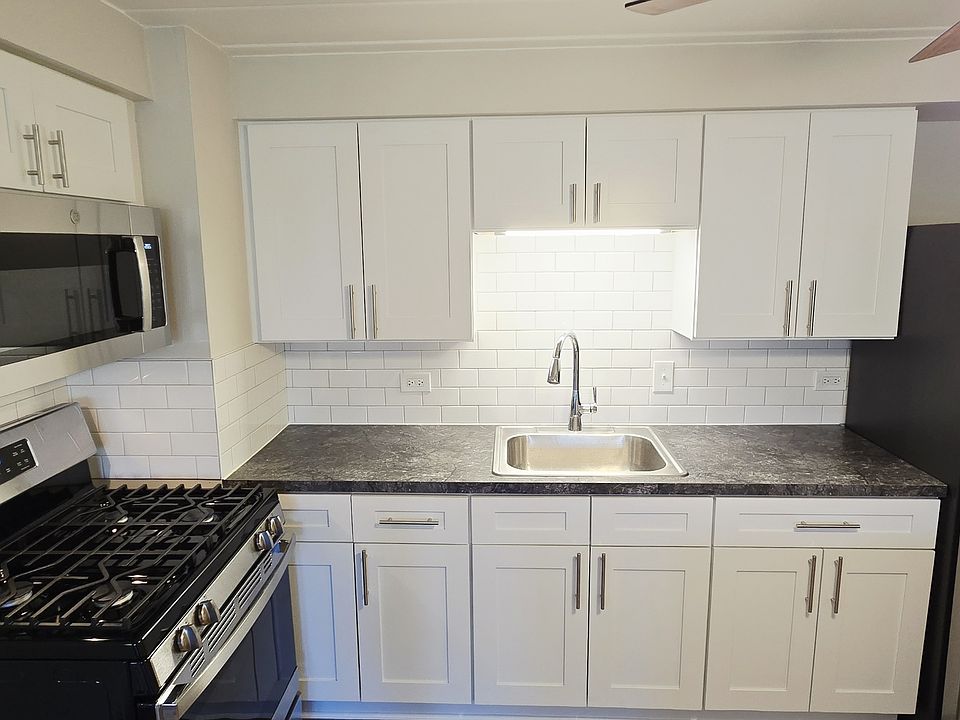 1st image of 11011 S Lloyd Dr #9