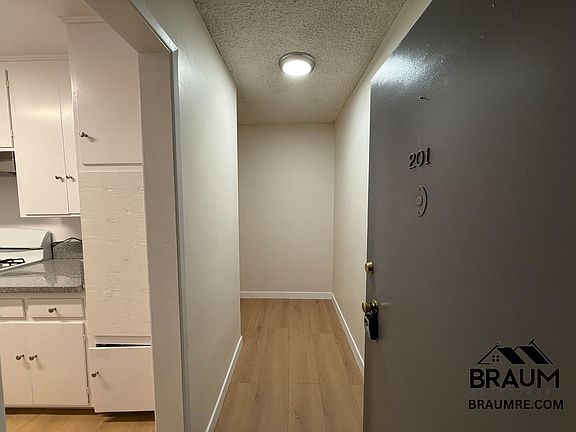 2nd image of 6039 Whitsett Ave APT 201