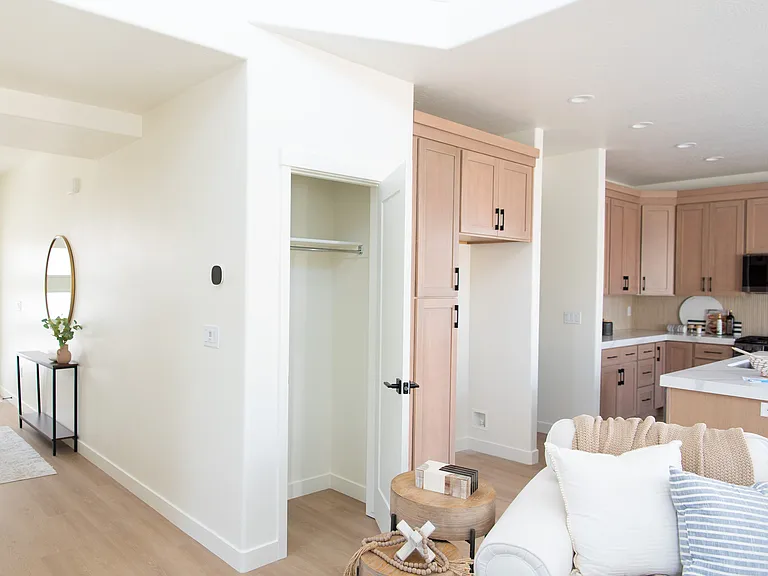 1802 W Drake Ln — Photo 10