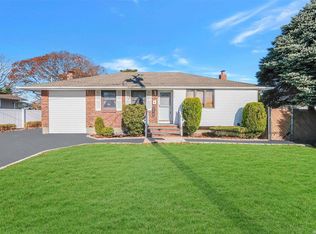225 E Roslyn St, Islip Terrace, NY 11752