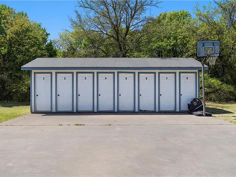 860 N Lacy Dr — Photo 13