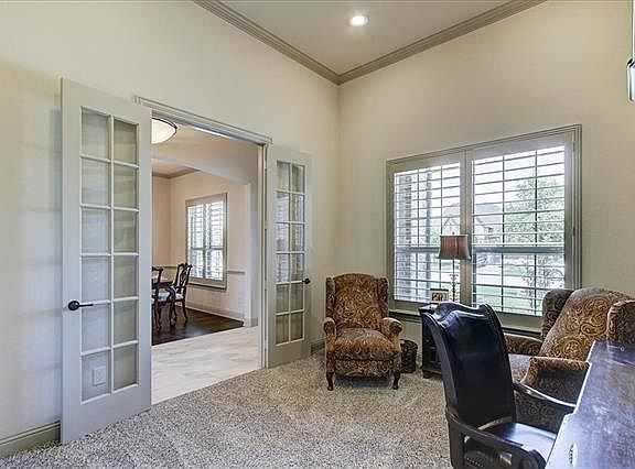 5th image of 721 Hampshire Dr