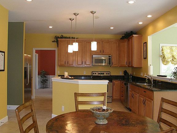 Kitchen w/Breakfast Area