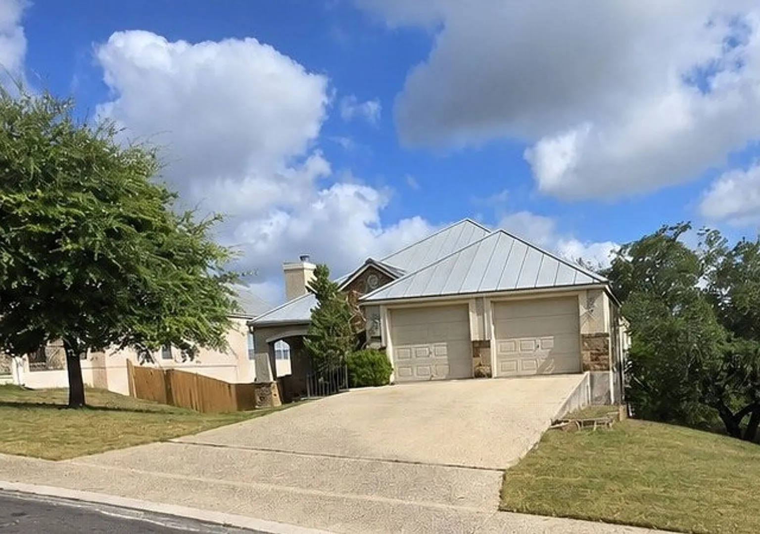 Stone Oak stunner on greenbelt w/privacy & space for everyone! — Photo 2