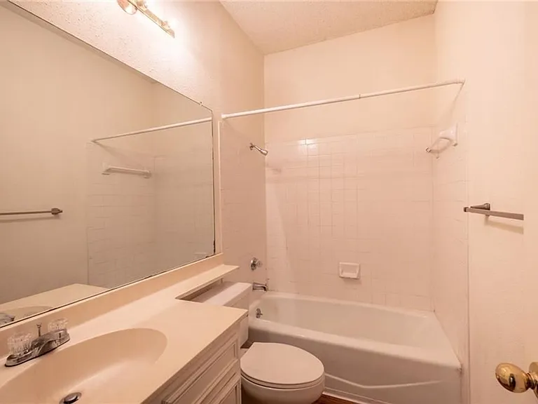 2414 Longview St #302 — Photo 13
