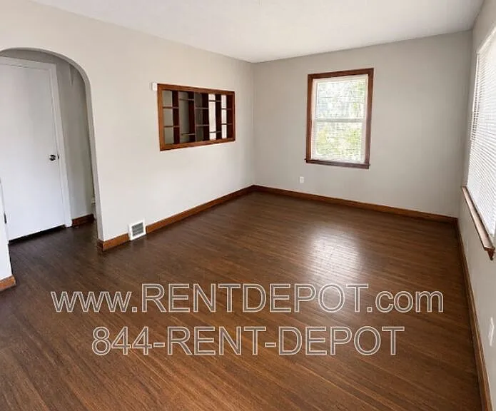 715 E Riverside Dr — Photo 2