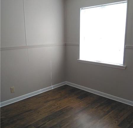 3rd image of 903 Parkwood Dr APT 304