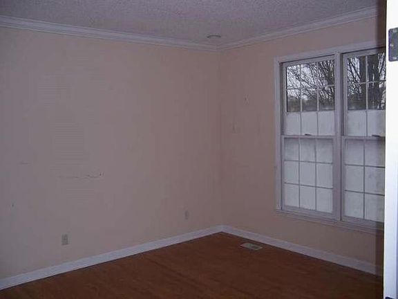 5th image of 206 Rothesay Ln