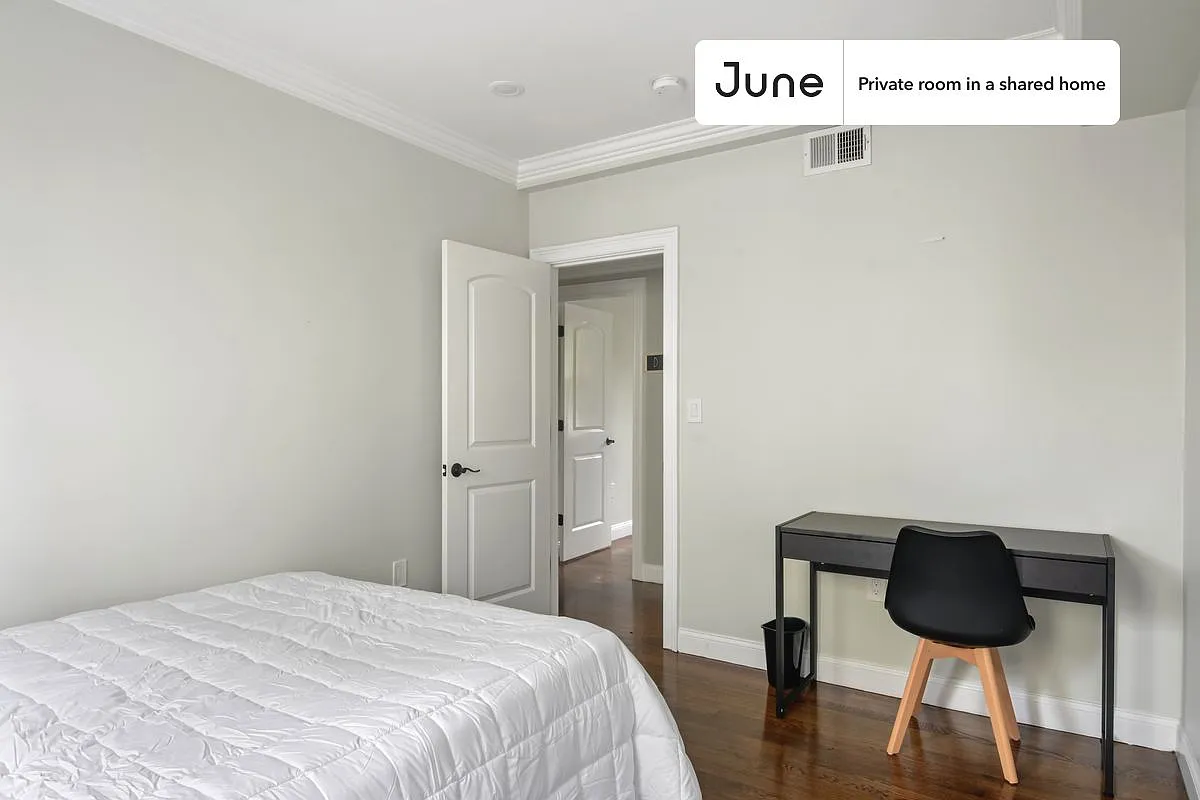 Queen bedroom in 4 bed/1.5 bath home in Brighton #569 C — Photo 2