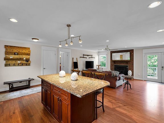 4th image of 412 Holly Ln
