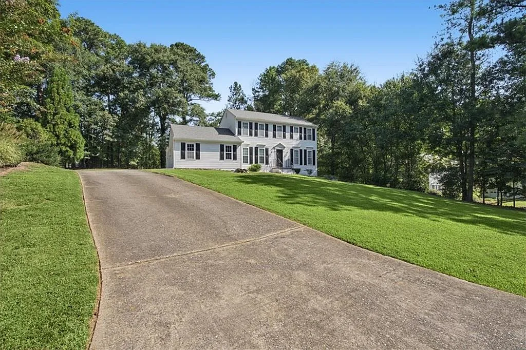 4 bed, 2.5 bath, 2100 sqft, $3,000 — Photo 2