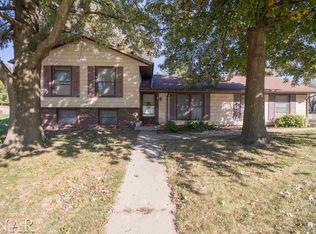 1 Timber View Dr, Bloomington, IL 61701