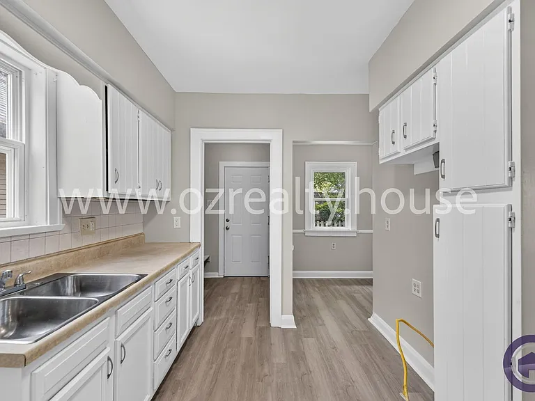 2034 Berkshire Pl — Photo 9