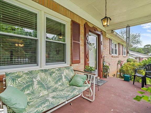 2nd image of 18 Fairford Cir