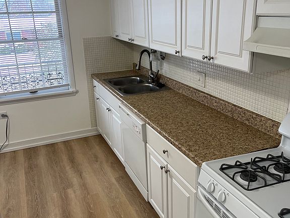 2nd image of 625 Broadmoor Dr #G