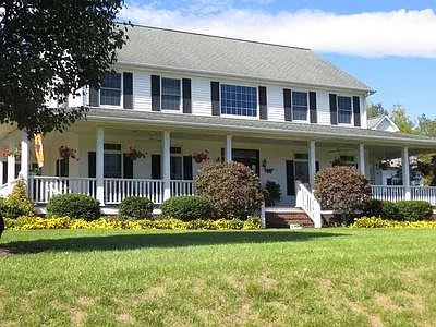 1901 Greenbrier Cir — Photo 1
