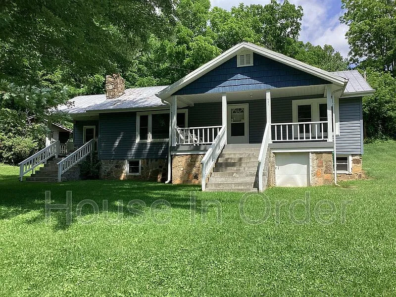 3 bed, 1.0 bath, 1104 sqft, $1,695 — Photo 1