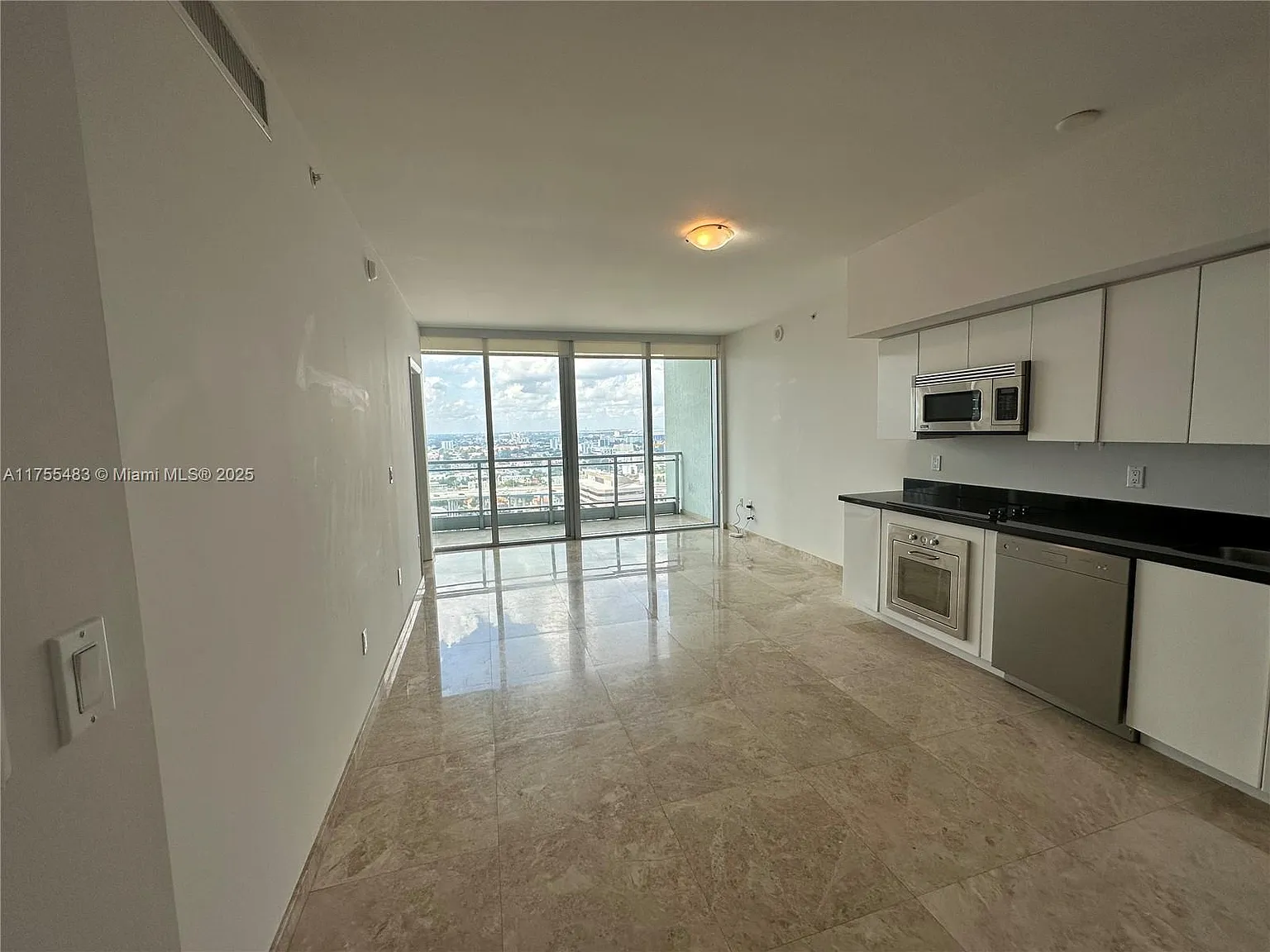 1 bed, 754 sqft, $2,900 — Photo 3