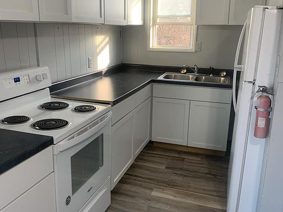 4th image of 915 W Powers St