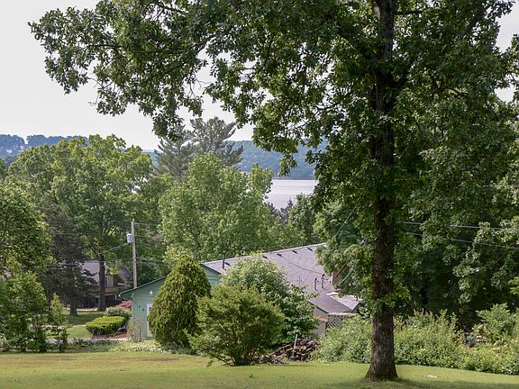 4th image of 25 Edgemont Dr