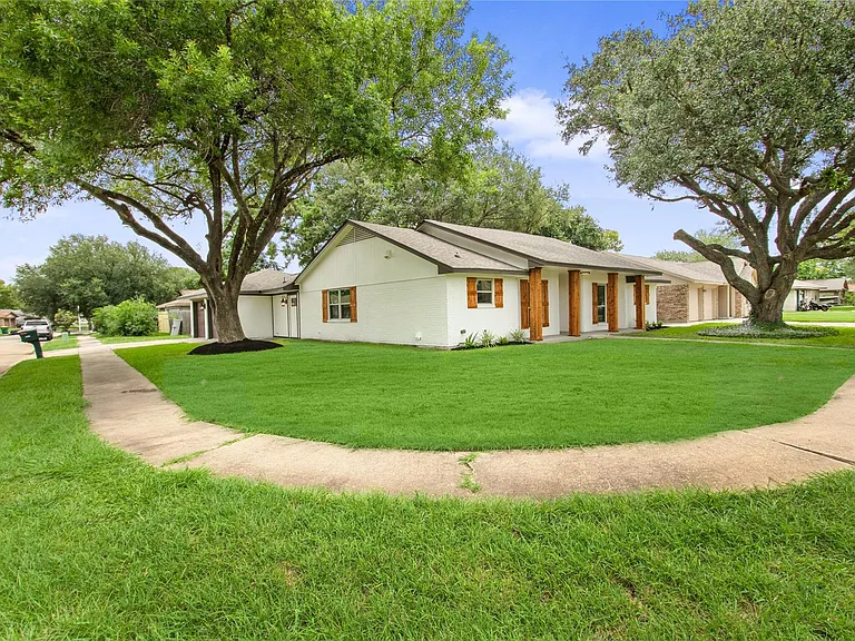 3208 Woodstone Dr — Photo 3