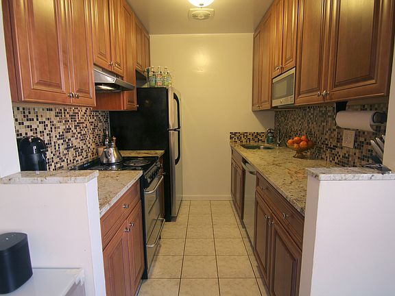 4th image of 2350 Broadway Lbby 2