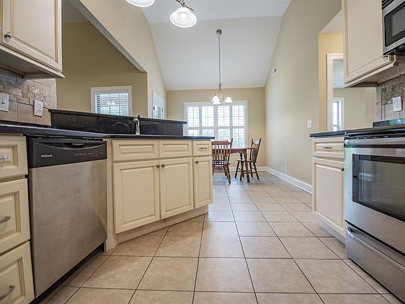 5th image of 8422 Manor Farm Dr