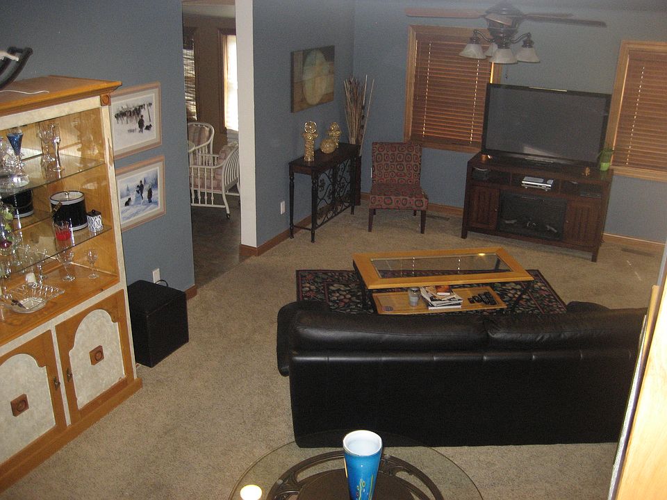 2nd image of 924 Emma Ave