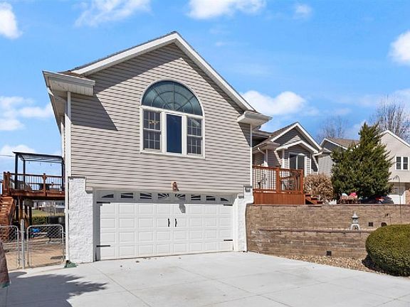 3rd image of 917 Oak Ct
