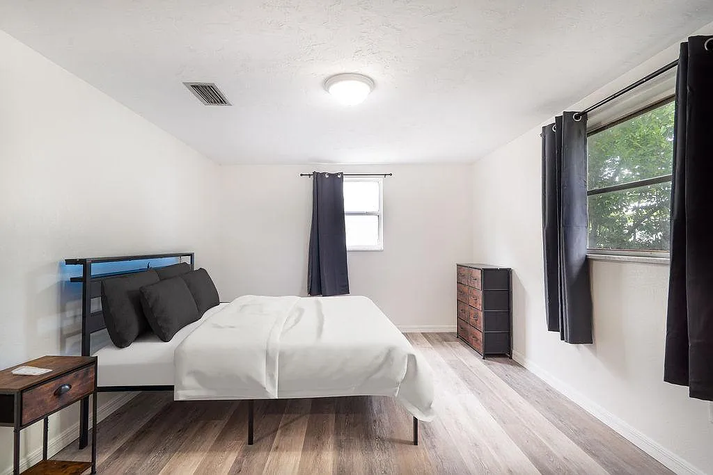 4 bed, 2.0 bath, 1652 sqft, $854 — Photo 2