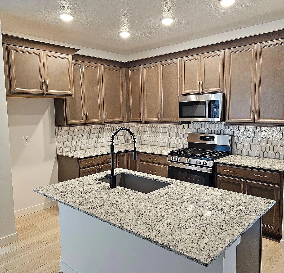 5 bed, 3.5 bath, 3000 sqft, $2,595 — Photo 4