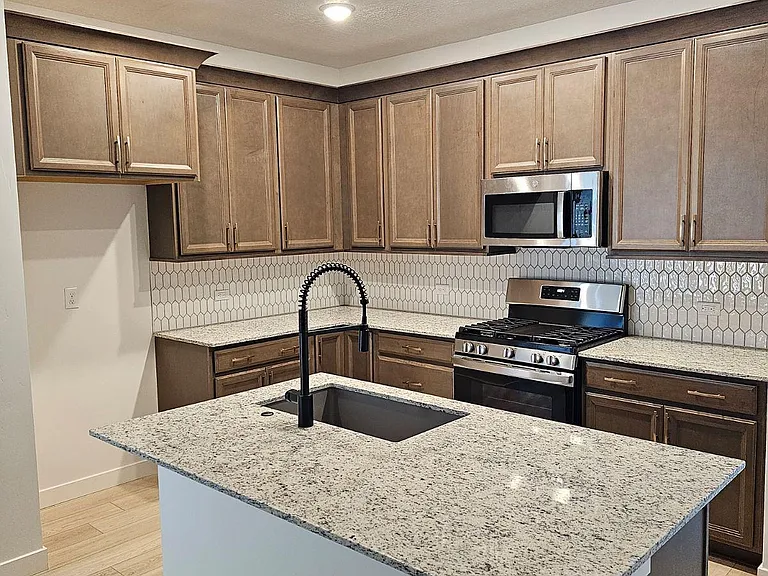 10027 N Torreya Dr — Photo 4